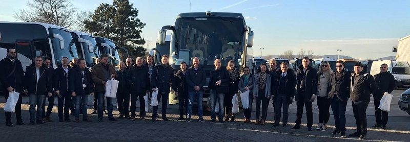 Lo staff dell'azienda di noleggio autobus a Berlino